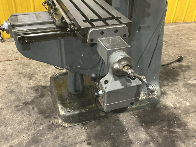 1.5 HP BRIDGEPORT VERTICAL MILL W/ POWER FEED: YOBRO #26042