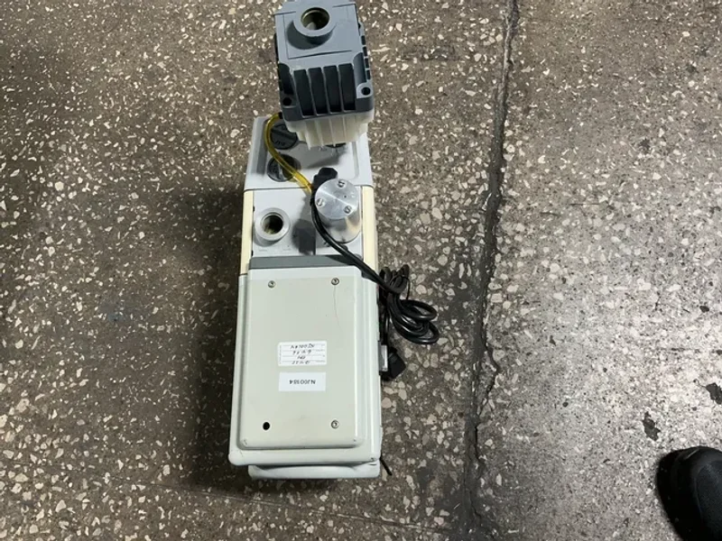 EDWARDS ROTARY VANE VACUUM PUMP   -  E-LAB  2