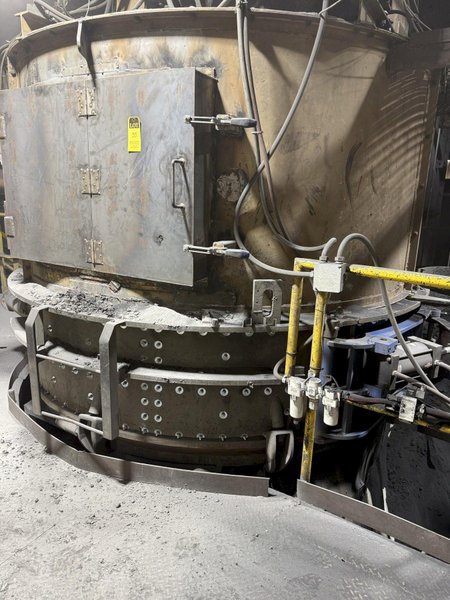 B and P model 100b speedmuller s/n 100B-372-7604 with Batch hopper, dust hood, 200 hp drive and gearbox model 64756-rev-1 s/n R0280-185