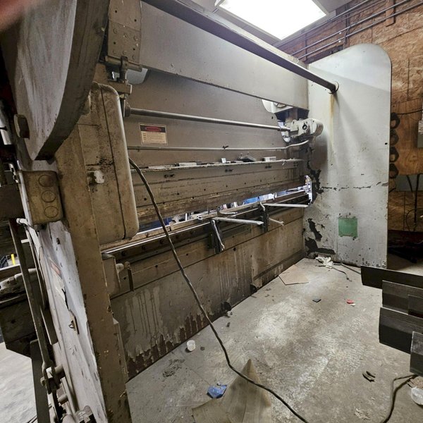 90 TON X 10' CHICAGO MODEL 410-P SP MECHANICAL PRESS BRAKE. STOCK # 0446825.