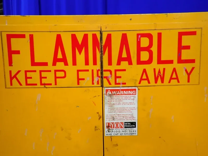 LYON 45 GAL FLAMMABLE LIQUID STORAGE CABINET