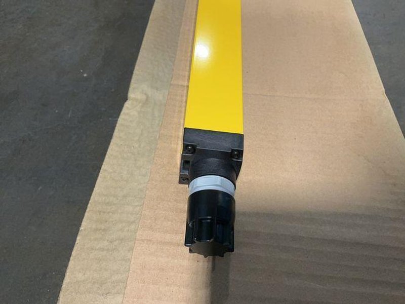 SICK 19 M SCANNING RANGE SAFETY LIGHT CURTAIN SENDER  -  C40S-0703DA010