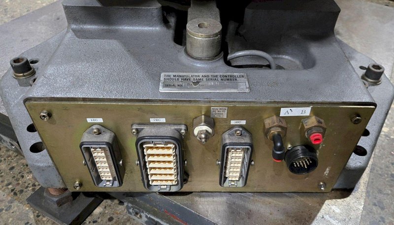 YASKAWA MOTOMAN UP130-RB00 INDUSTRIAL ROBOT ARM AND CONTROL CABINET USED