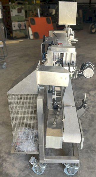 (B) WEIGHPACK Complete Set: Zippy Bagger R-L, Primolinear Scale V-5 2L/3P, Infeed Conveyor, Floor Hopper