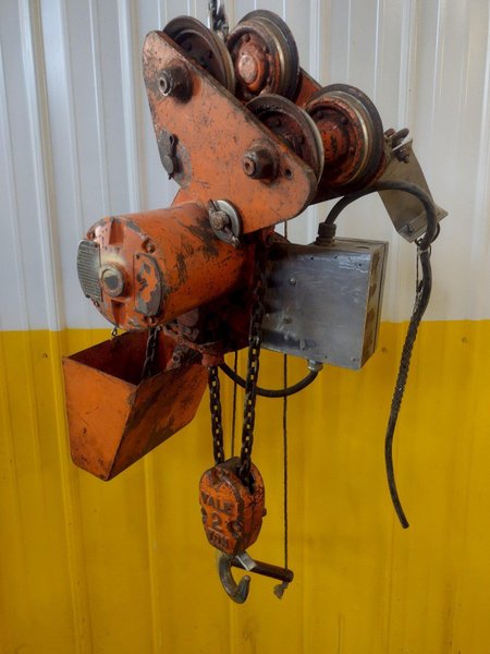 4000 LBS (2 TON) YALE ELECTRIC ROLLER CHAIN HOIST: STOCK #16538