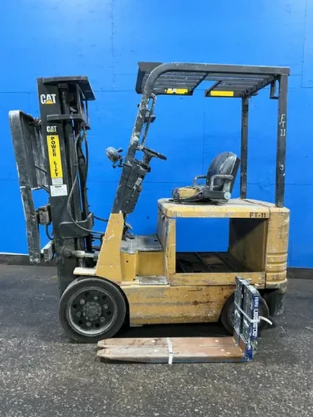 CATERPILLAR 1600 LBS ELECTRIC FORK LIFT   -  2EC25