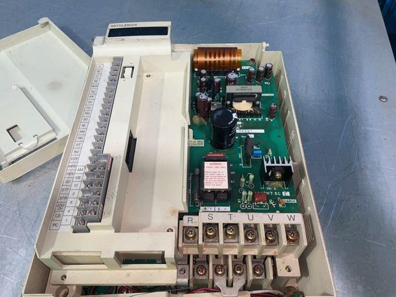 MITSUBISHI FREQROL-A200 AMP INVERTER 5K-U3  -  FR-A220-5.5K-U3