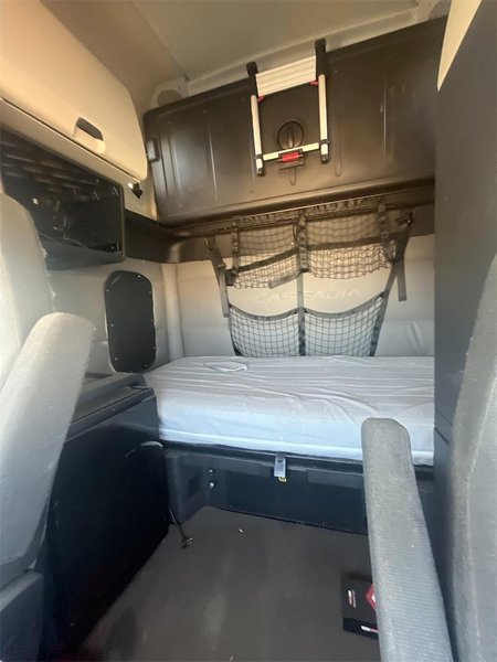 2020 Freightliner CA126SLP - Cascadia  3AKJHHDR2LSLR4945