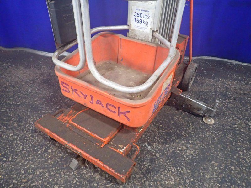 SKYJACK 350 LBS MANLIFT  -  I30