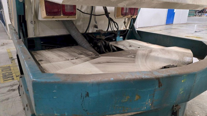TENNANT POWERSCRUBBER 527 FLOOR SCRUBBER USED POWERS