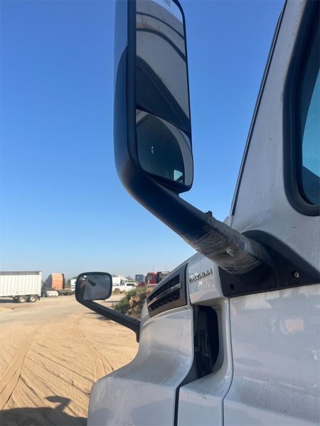 2020 Freightliner CA126SLP - Cascadia  3AKJHHDR2LSLR4945