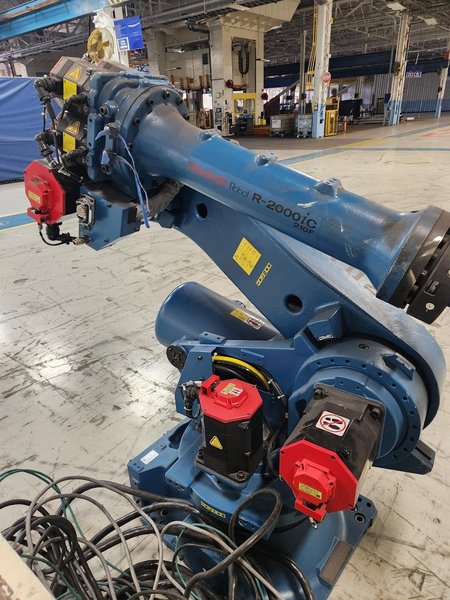 FANUC 2000IC 210F A05B-1333-B205 W/ R-30IB PLUS CONTROLS A05B-2635-B028 USED