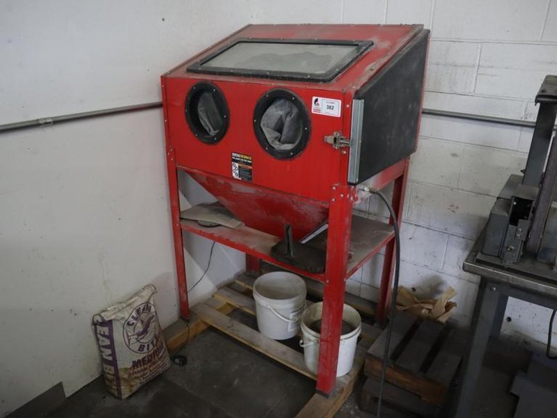 Central Pneumatic Blast Cabinet, 40 Lb Capacity, Gloves, Blast Gun, Pneumatic- Auction Item