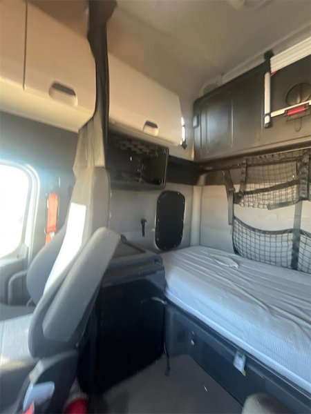 2020 Freightliner CA126SLP - Cascadia  3AKJHHDR2LSLR4945