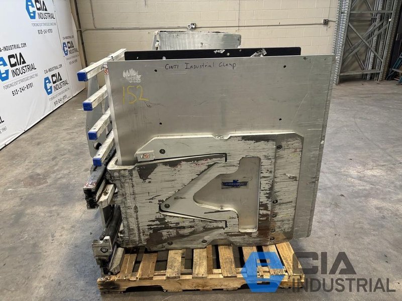 2022 - 2,640 LB. CASCADE MODEL 14J-CCS-2A-0074 HYDRAULIC CARTON CLAMP ATTACHMENT