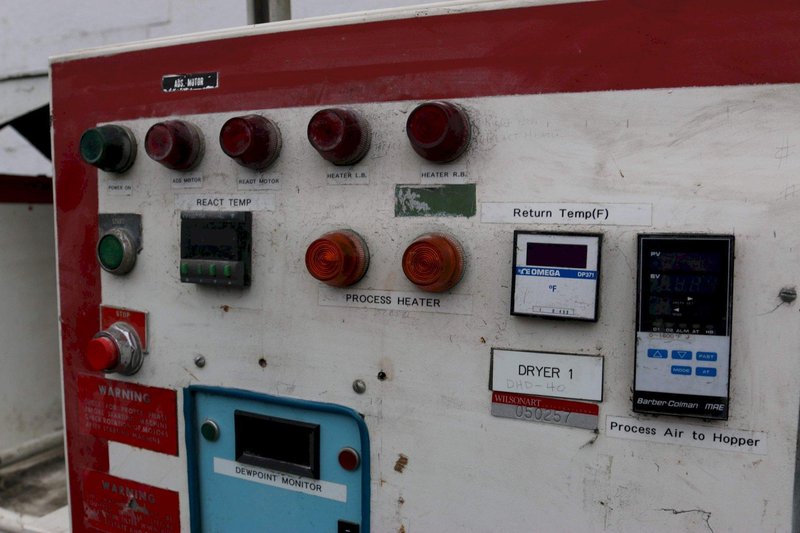 UNI DYN DESSICANT HOPPER DRYER WITH VERTICAL HOPPER: STOCK #71337