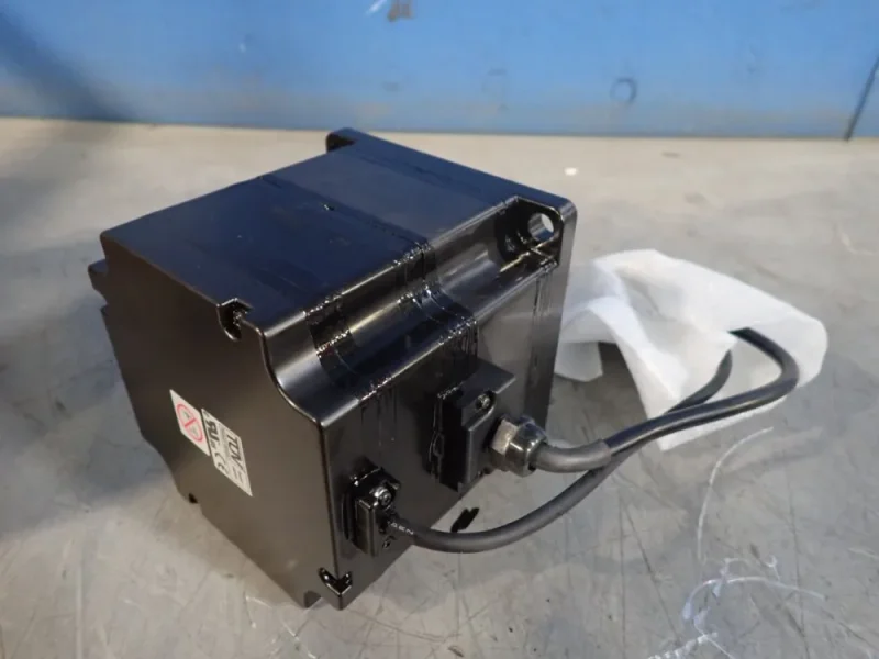 YASKAWA ELECTRIC 3000 RPM AC SERVO MOTOR   -  SGMPH-08AAE4CD
