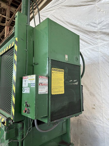 VERTICAL HYDRAULIC BALER. STOCK #0447725