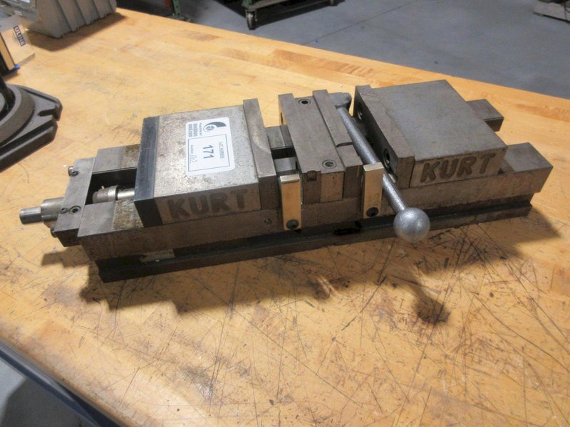 Kurt DL-600C 6&quot; Double Lock Machine Vise W/ Jaws &amp; Handle- Auction Item