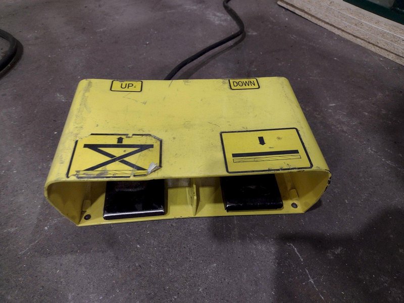 4,000 LBS X 60" X 30" SOUTHWORTH HYDRAULIC SCISSOR LIFT TABLE WITH 60X42 ROLLER CONVEYOR TOP, 110 VOLT: STOCK #20914