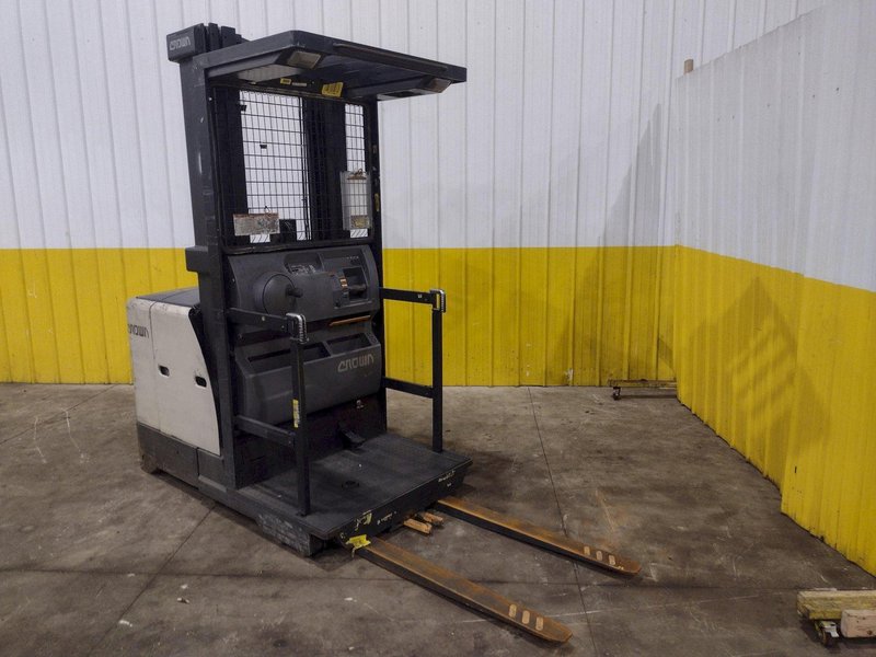 3,000 LB CROWN MODEL #SP 3500 ELECTRIC ORDER PICKER FORKLIFT 2018 : YOBRO #25407