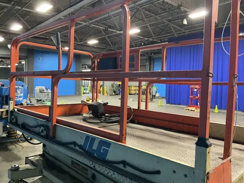 JLG 26 FT MAX HEIGHT, 1000 LBS, 3000 PSI SCISSOR LIFT  -  2658-E