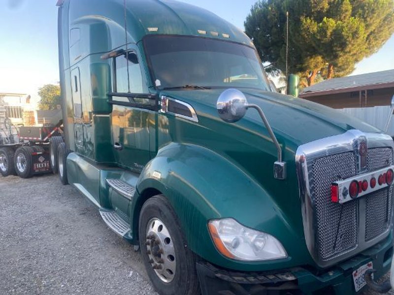 Kenworth T680 76” High-Roof Sleeper Truck, 2017 – PACCAR MX-13, Automated Transmission, Tandem Axle
