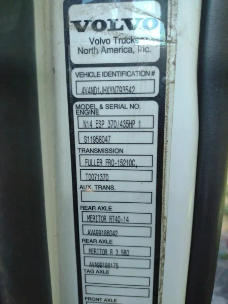 VOLVO 2001 SEMI TRUCK: STOCK #18151