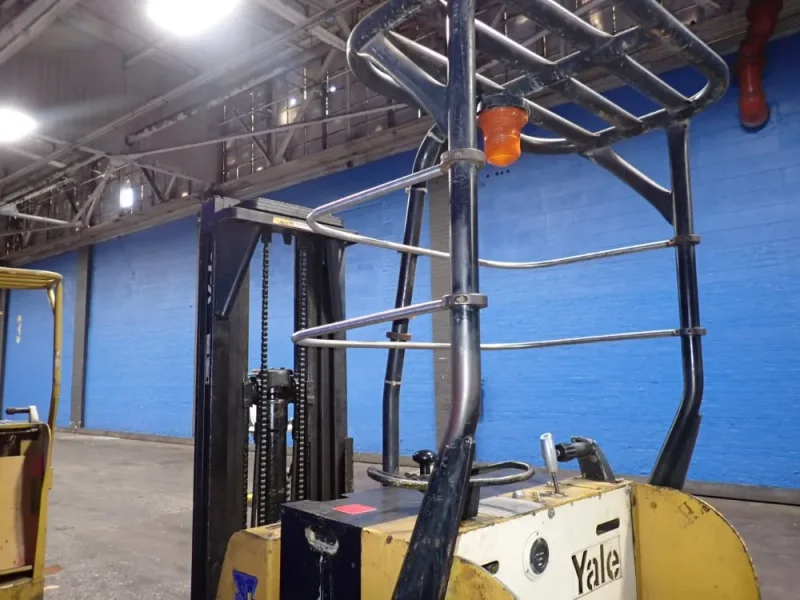 YALE 3000 LBS STAND-UP FORKLIFT  -  ESC030G4T083