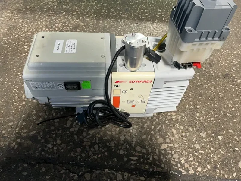 EDWARDS ROTARY VANE VACUUM PUMP   -  E-LAB  2