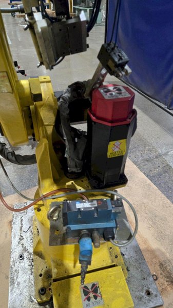 FANUC M-16i ROBOT ARM AND RJ-3 CONTROLLER W/ PENDANT USED 1999