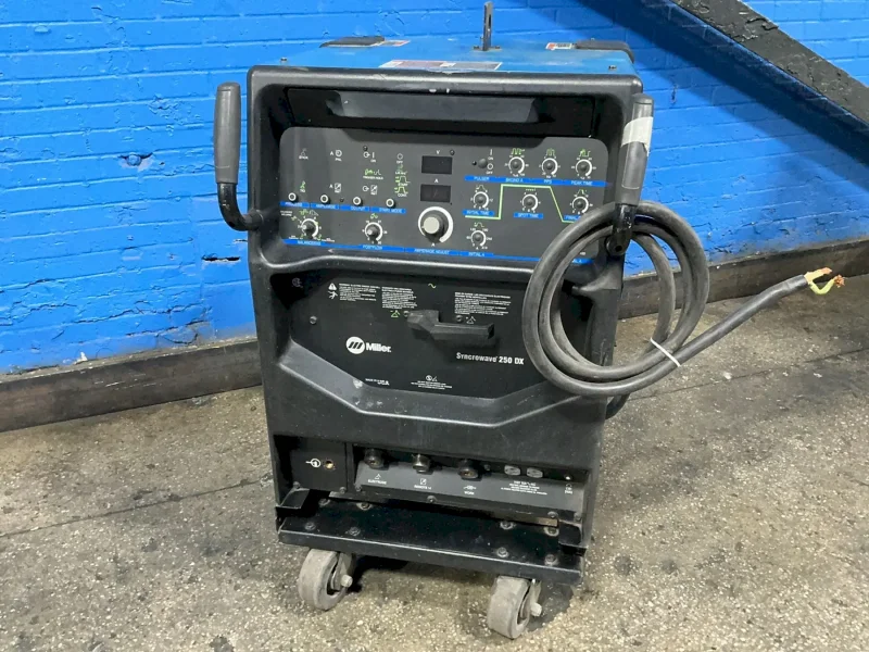 MILLER 250 A WELDER  -  SYNCROWAVE 250 DX