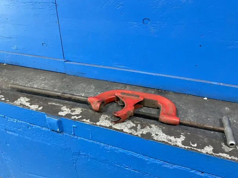 THE RIDGE TOOL COMPANY PIPE CUTTER   -  6-2