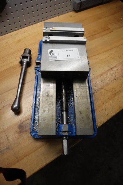 Kurt D688 6&quot; Machine Vise, Handle, Aluminum Jaws- Auction Item
