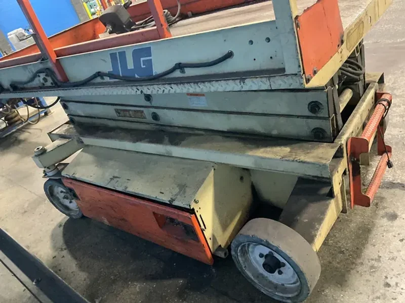 JLG 26 FT MAX HEIGHT, 1000 LBS, 3000 PSI SCISSOR LIFT  -  2658-E