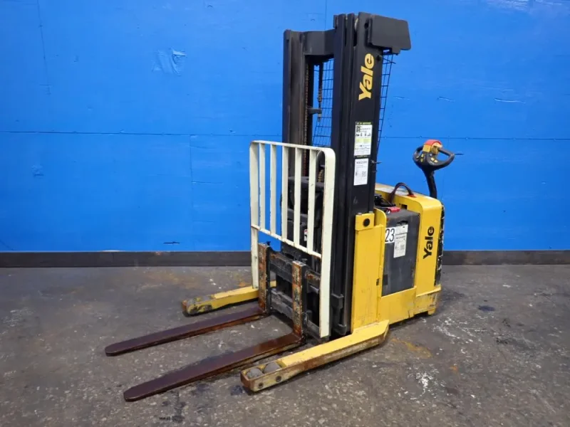 YALE 2800 LBS ELECTRIC STRADDLE LIFT  -  MRW030LEN24TE078