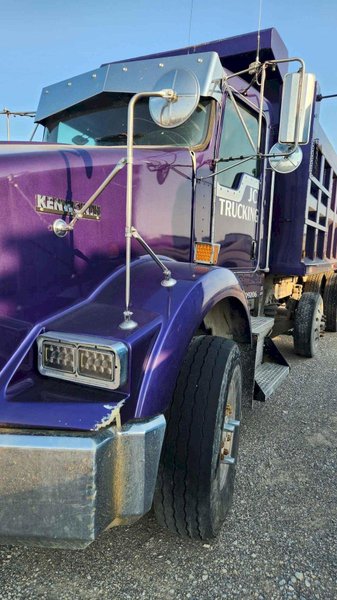 Kenworth T800 Dump Truck, 2004 – Cummins Diesel, 8LL Transmission, 18′ Steel Body