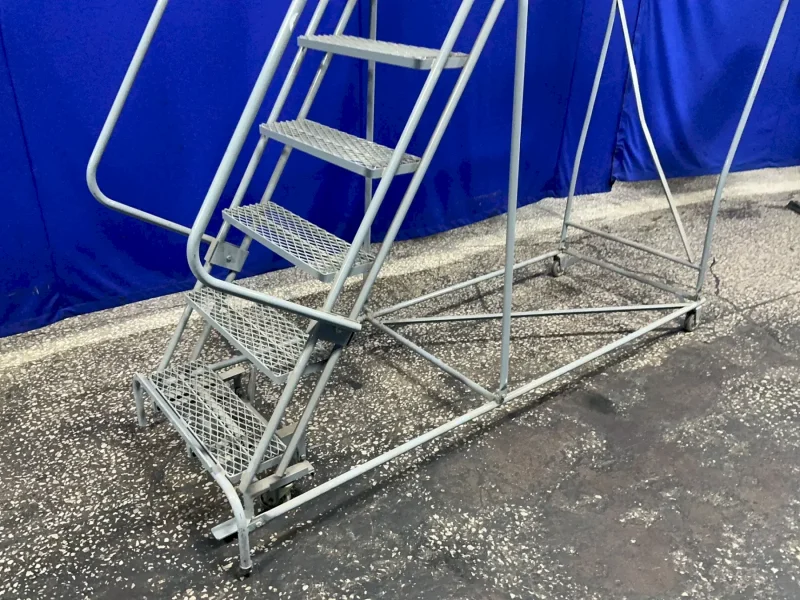 ULINE 450 LBS / 1 PERSON PORTABLE LADDER