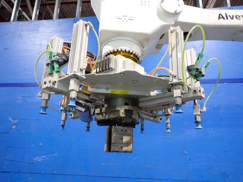 YASKAWA ELECTRIC CORPORATION ROBOT  -  MOTOMAN-MPL 160