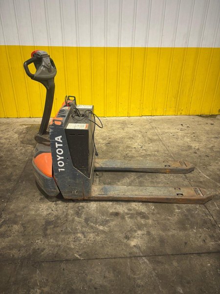 4,500 LBS TOYOTA 8HBW23 ELECTRIC PALLET JACK: YOBRO #24339