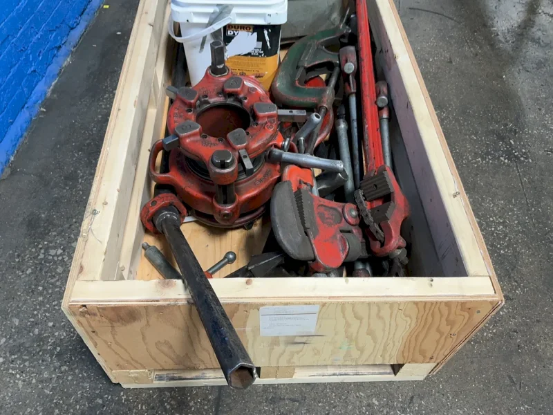 RIDGID PIPE THREADER  W/ TOOLING  -  400