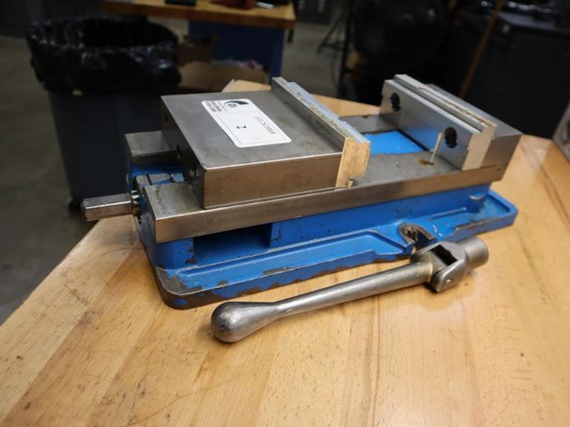 Kurt D-675 6&quot; Machine Vise w Handle and Aluminum Jaws- Auction Item