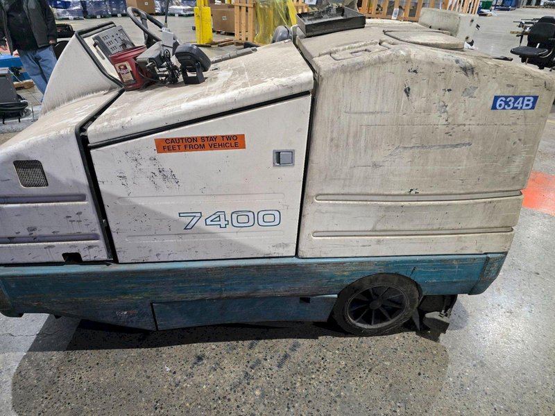 TENNANT 7400 LP FLOOR SCRUBBER USED NEEDS NEW BATTERY