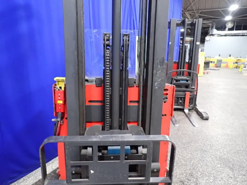 RAYMOND 3000 LBS ELECTRIC STAND UP FORK LIFT  -  EASI R30TT