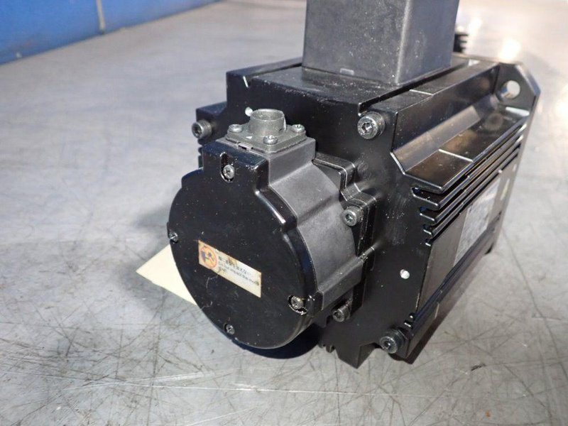 OMRON 0.9 KW AC SERVO MOTOR  -  R88M-K90010F-BS2