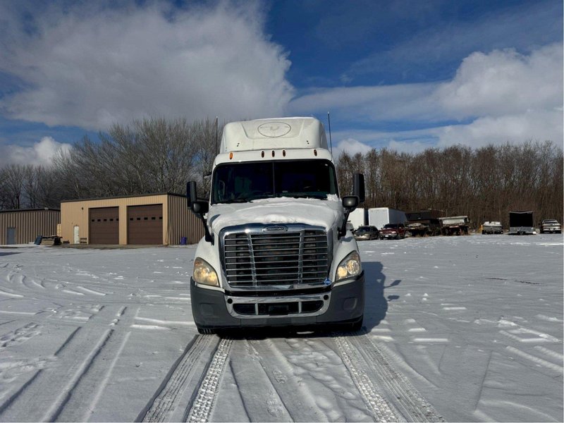 2015 Freightliner Cascadia Day Cab LNG – Cummins ISX12 G 400 HP, 10 Speed, Natural Gas Tractor
