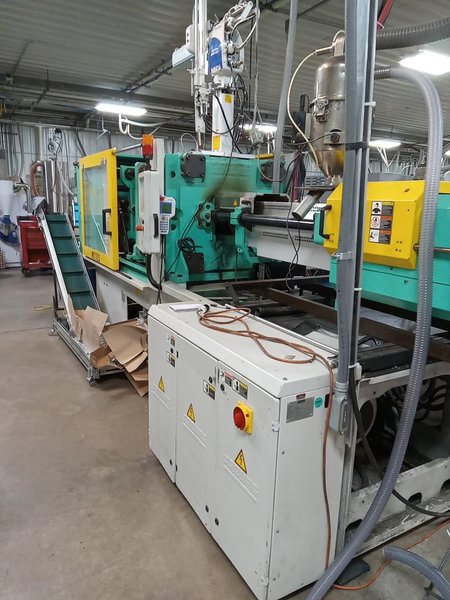 225 Ton 19.9 oz Shot Size Arburg 570C 2000-800 Injection Molding Machine, 2007
