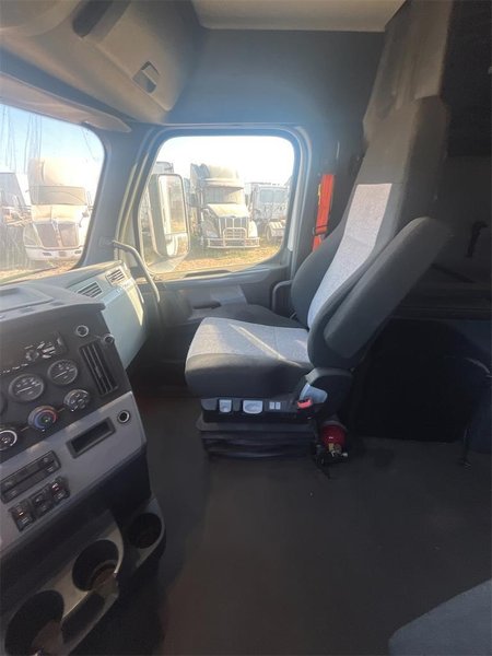 2020 Freightliner CA126SLP - Cascadia  3AKJHHDR2LSLR4945