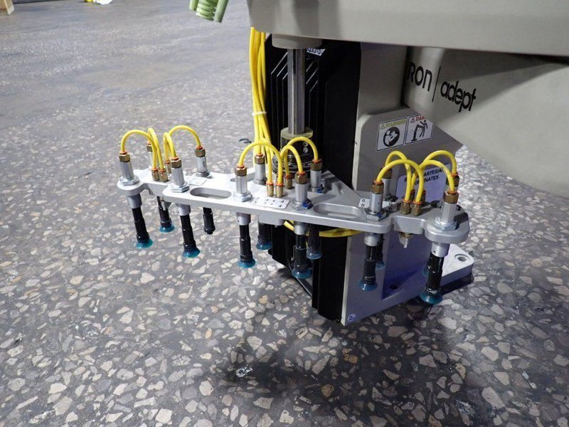 OMRON INDUSTRIAL ROBOT   -  ECOBRA 600