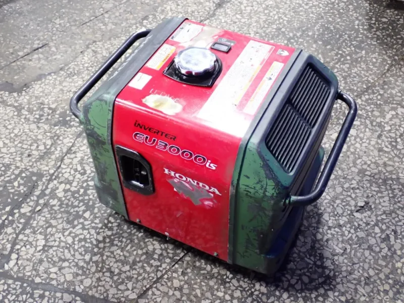 HONDA 3000 W GENERATOR  -  EU3000IS